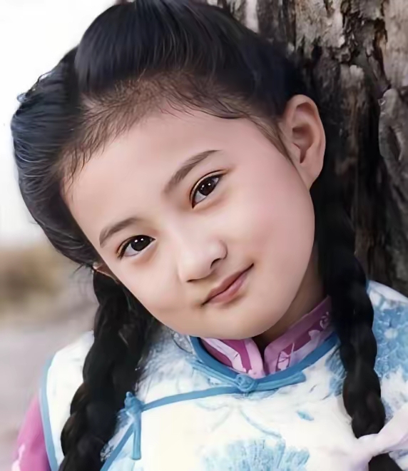 前,《青青河边草》一经播出便万人空巷,童星金铭饰演的"小草"深入人心