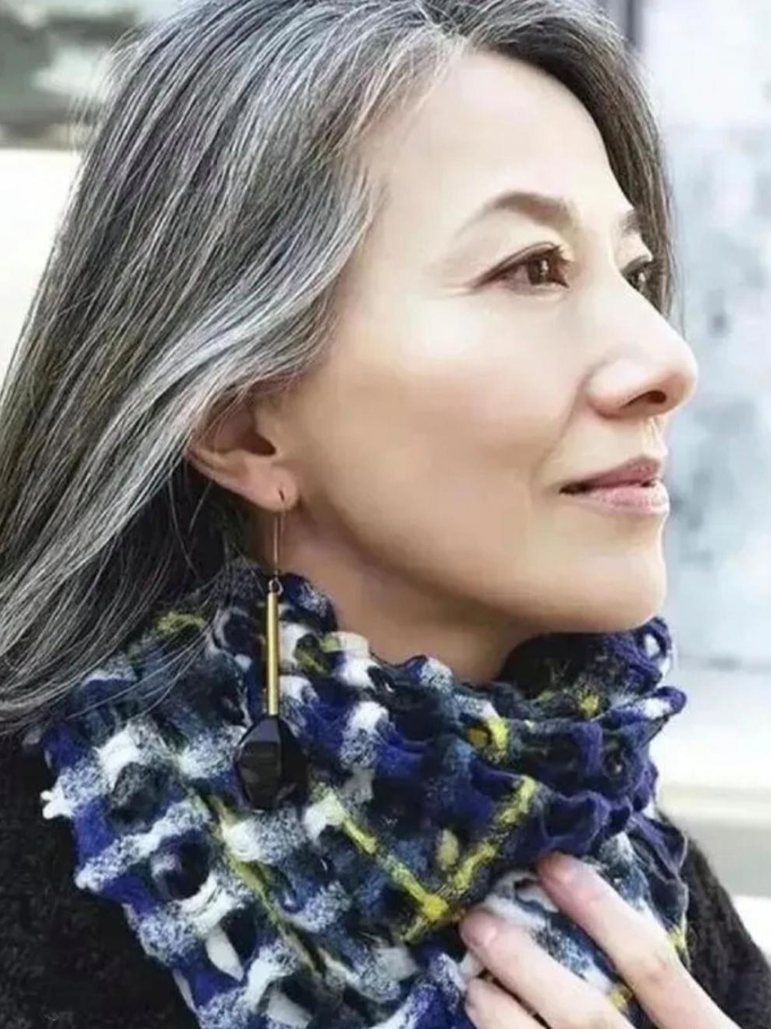 漫步街头,常遇老年女性头发呈现异样之态