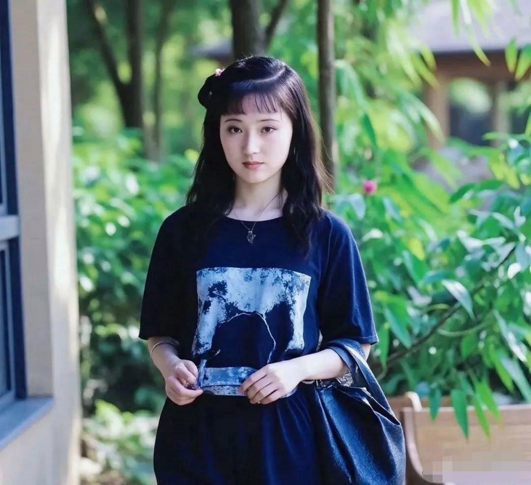 近日,一位高三女生因长相酷似陈晓旭版林黛玉而走红网