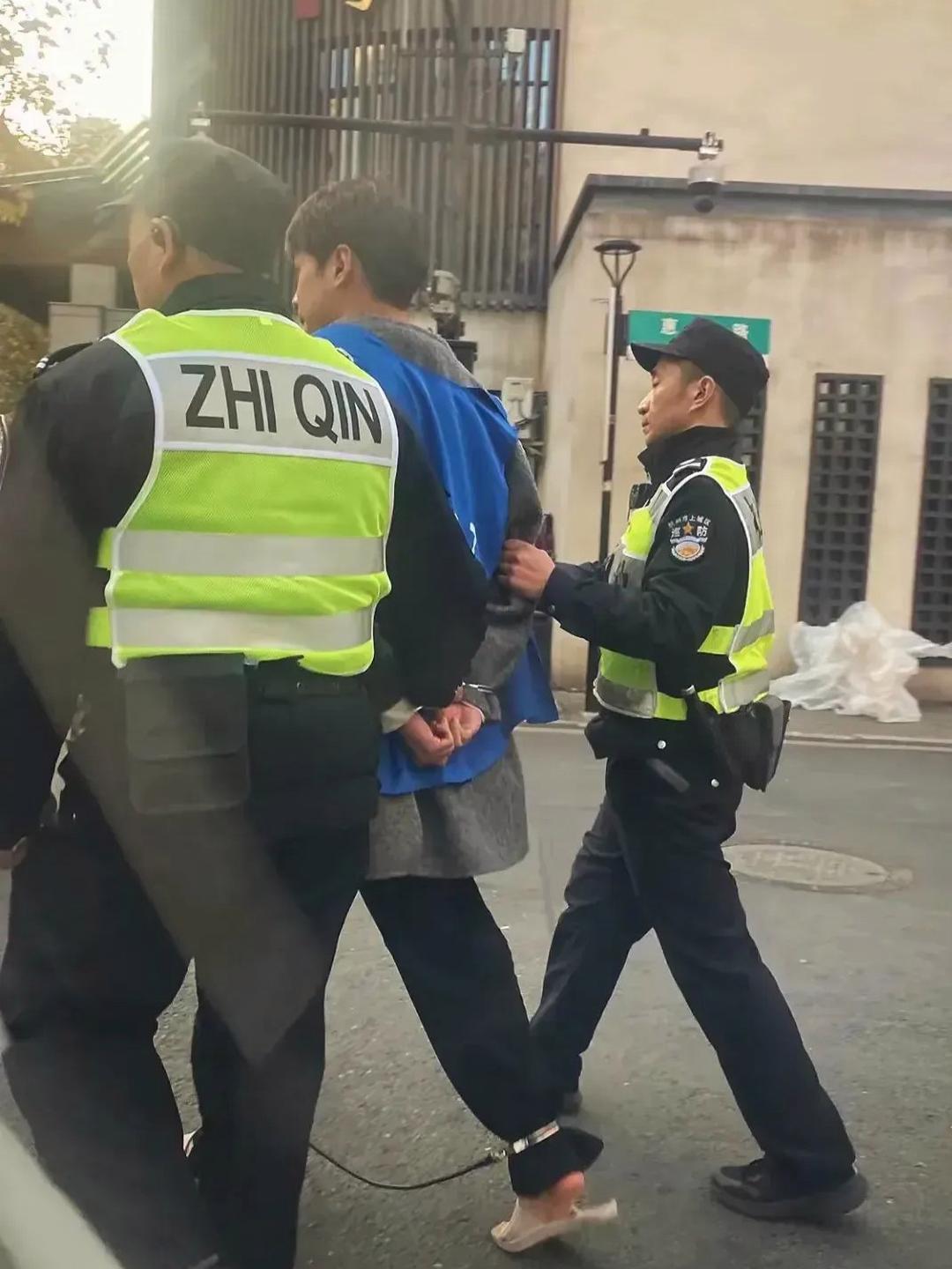  灰怪 ,这小伙子的生活彻底变了样,塑料拖鞋换成了脚链手铐,还被