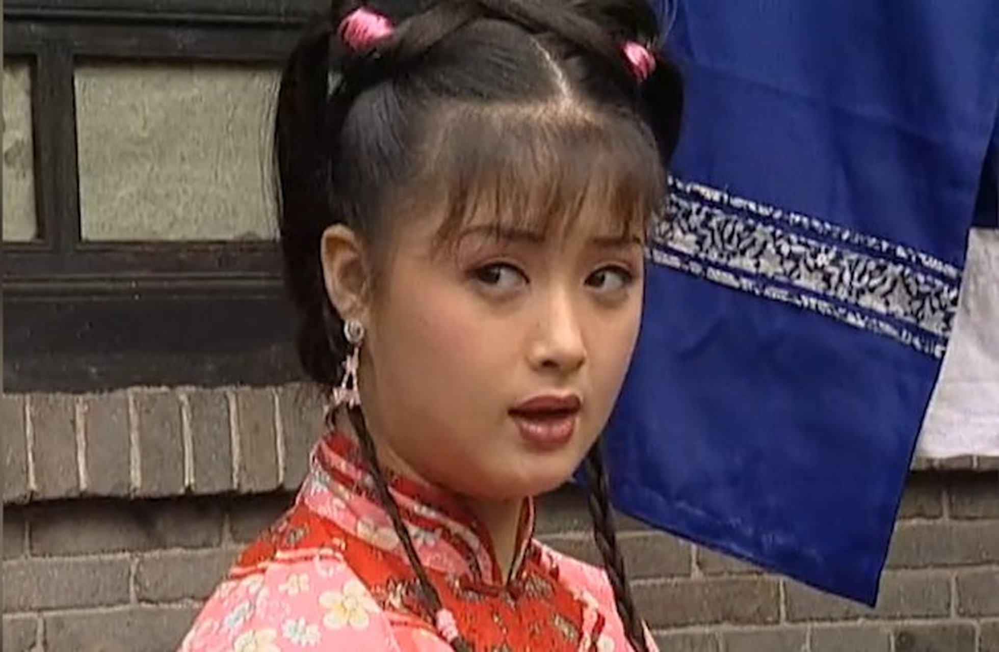 1999年,参演古装剧《混世奇才庞振坤》中饰演红叶,16岁的蒋欣那会有