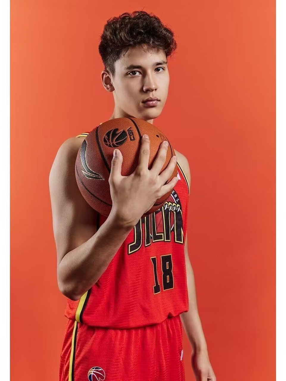 混血球员吕安宇来自天津队,在最近与新疆队的比赛中,他上场39分钟