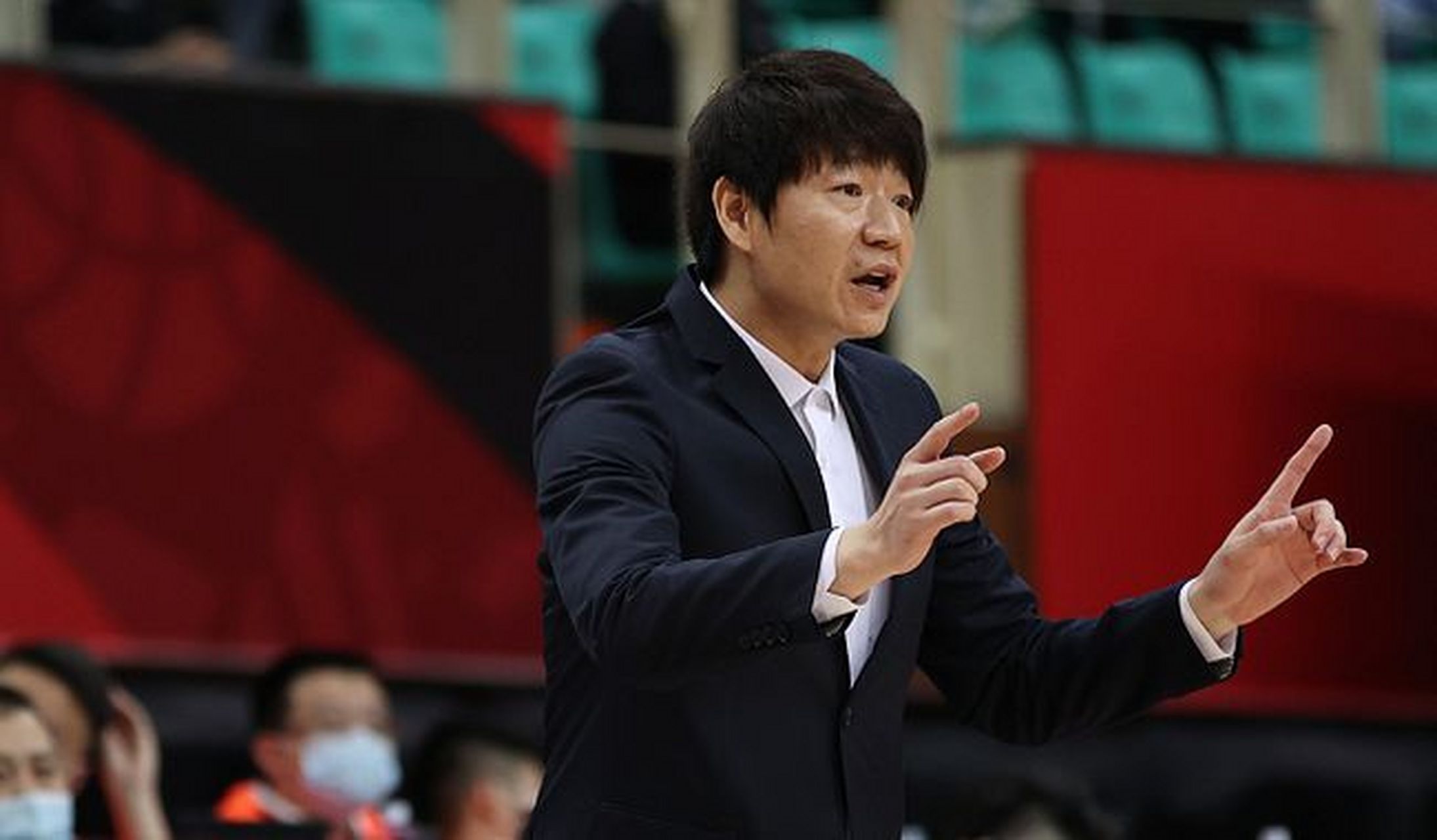 1,脾气最火爆的教练——朱世龙 这位教练在比赛中敢怒摔战术板,甚至