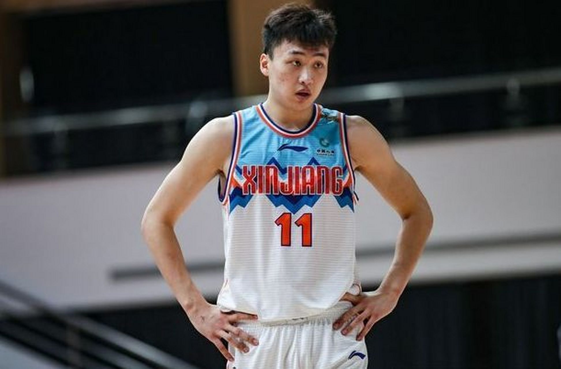 新疆队的锋线球员齐麟在休赛期选择前往美国参加特训,他在美国进行了