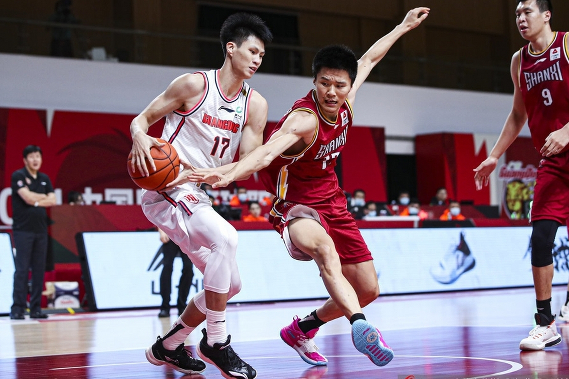 球迷热议：阿尔法-卡巴是否能成为CBA最有价值球员