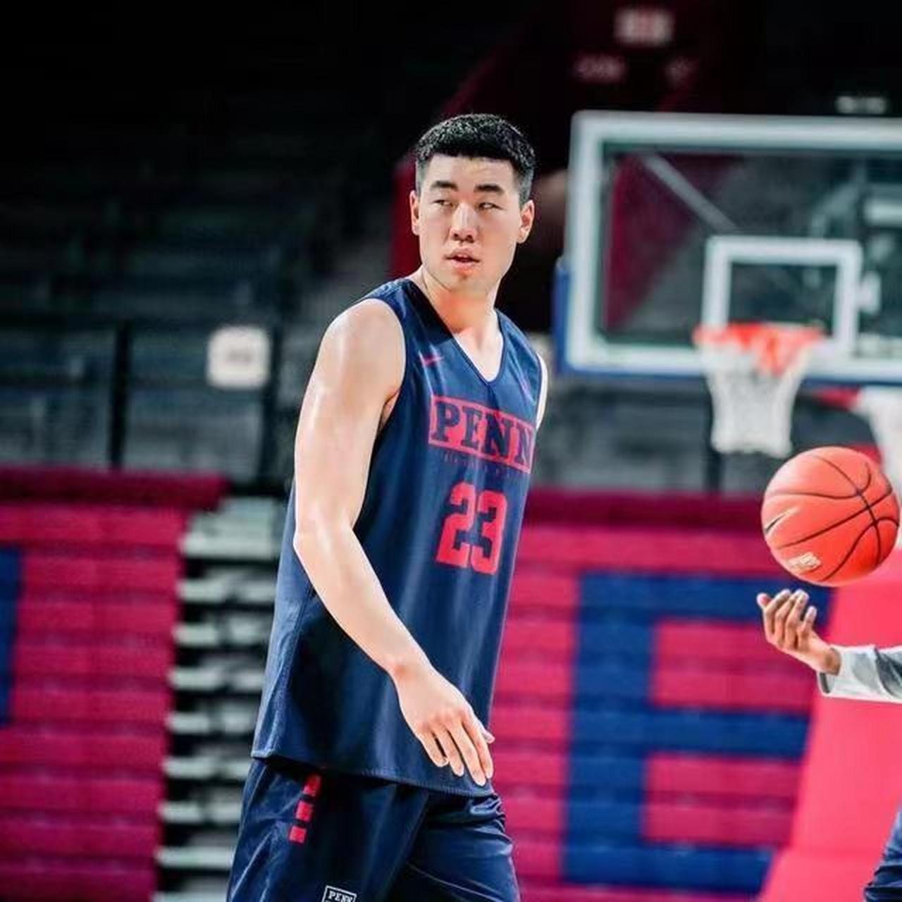 广州队的球员王泉泽最近参加了cba夏季联赛的比赛,这是他在广州队的