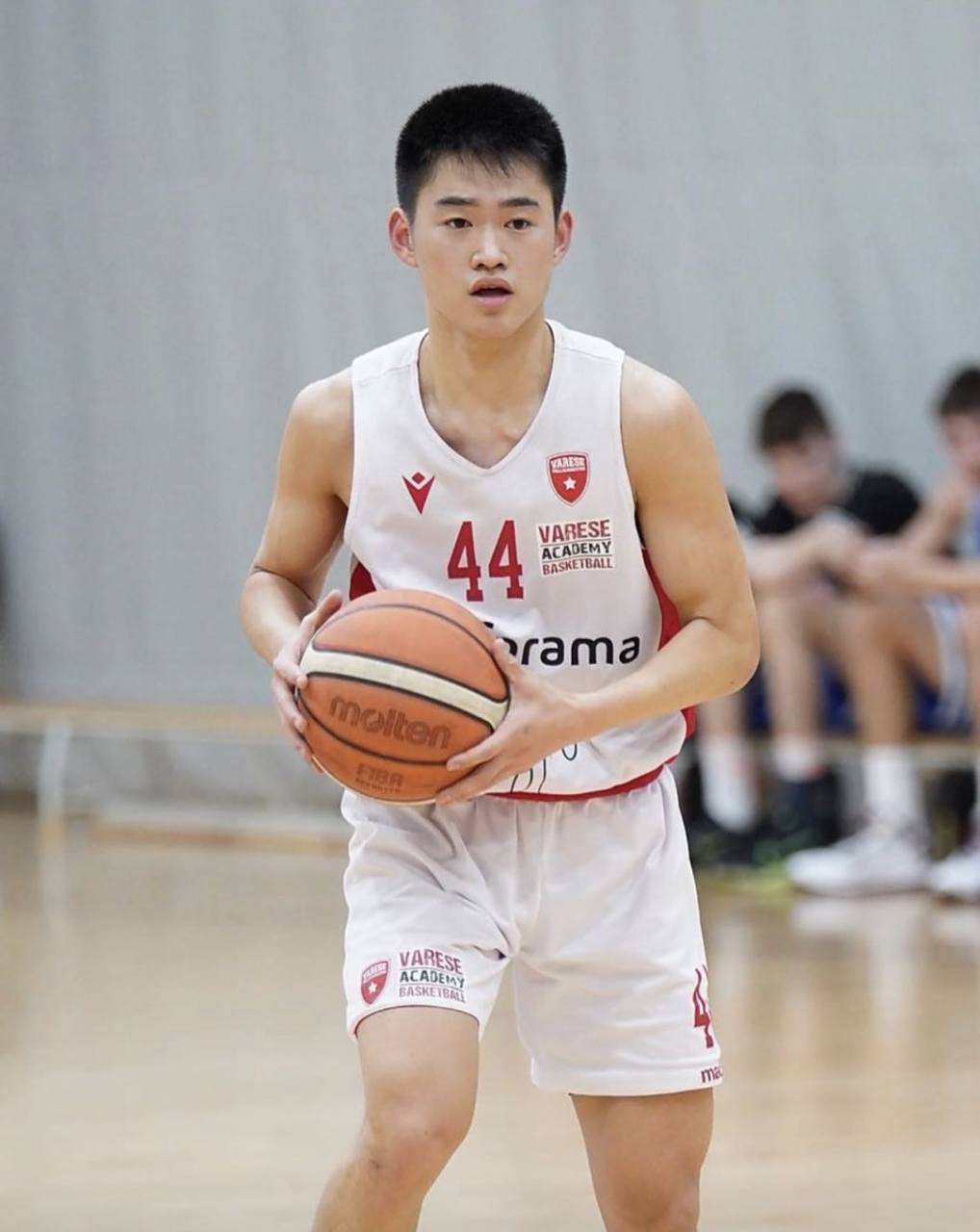 赵维伦是中国男篮二队的后卫球员,他的身高只有1米80,因此球迷们经常