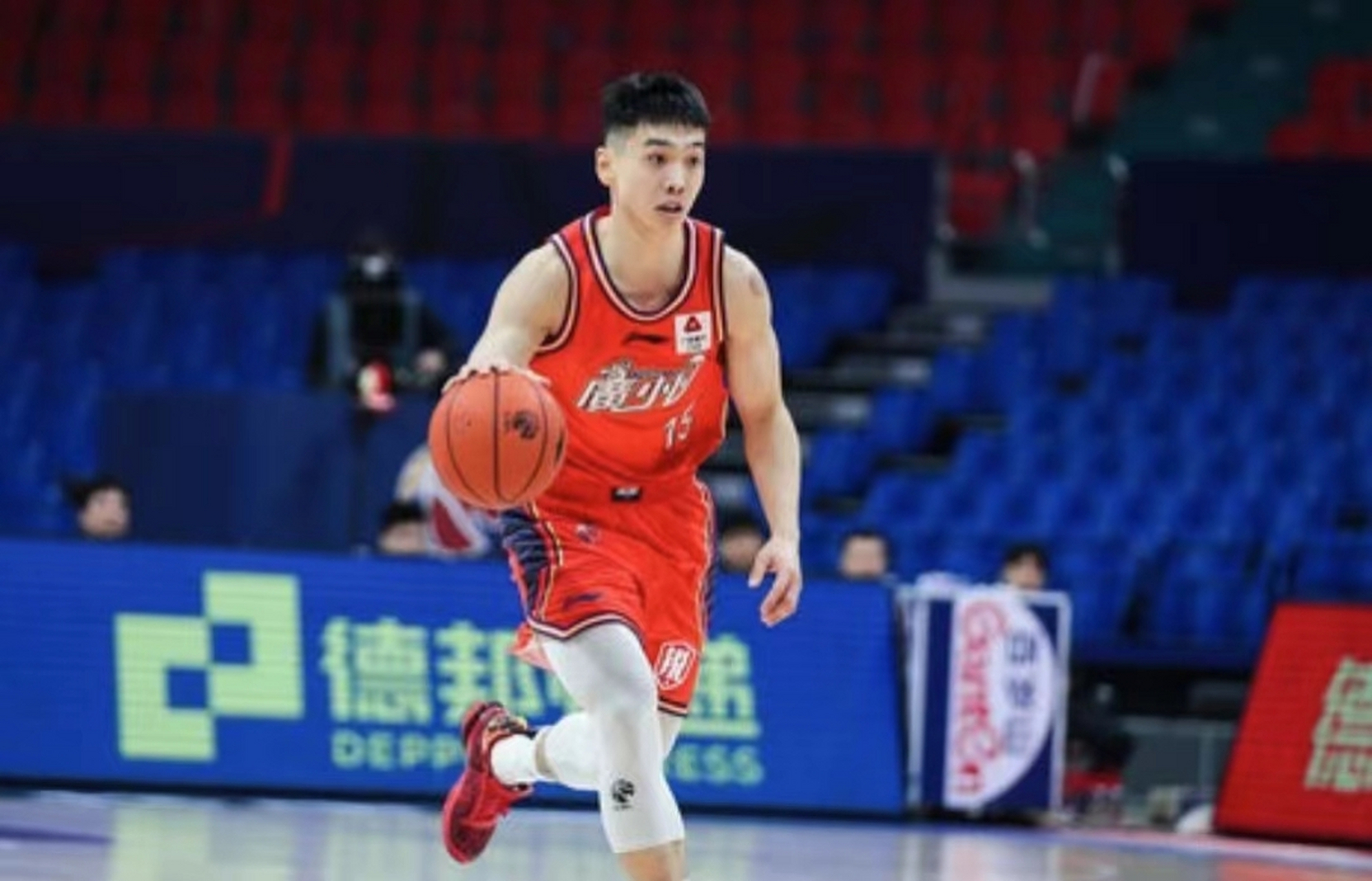 广东队主教练杜锋的侄子佟佳俊目前正在广州队效力.