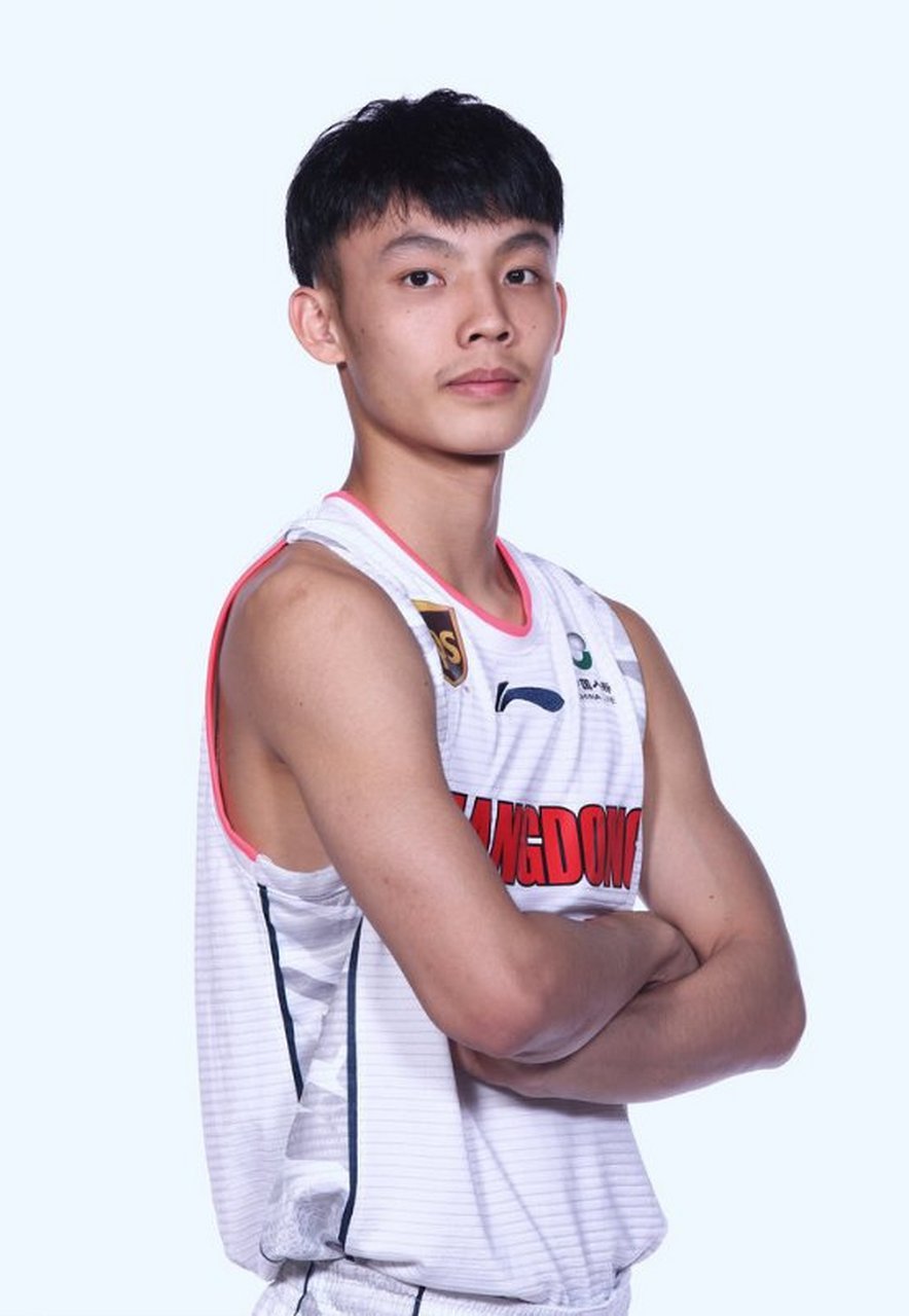 广东队的后卫球员徐杰最近决定参加篮球网红界非常流行的百分大战.