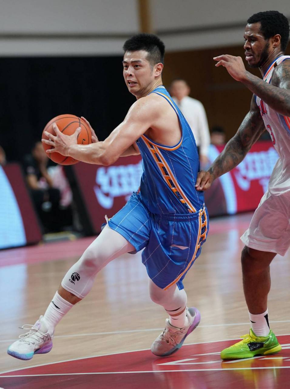 北京首钢队的后卫球员方硕这次成功入选中国男篮国家集训队,让球迷们