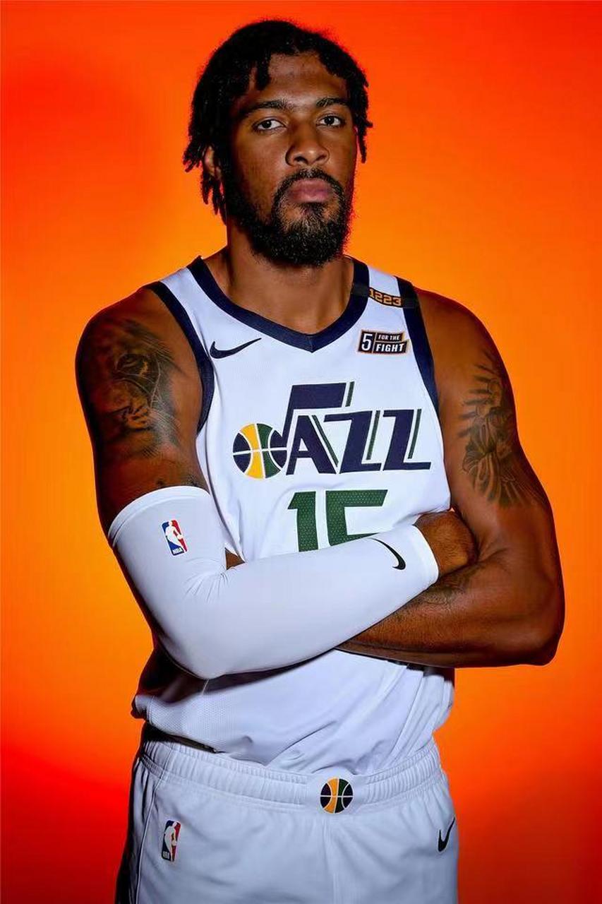 费沃斯在爵士队中是绝对主力球员,名气非常大.
