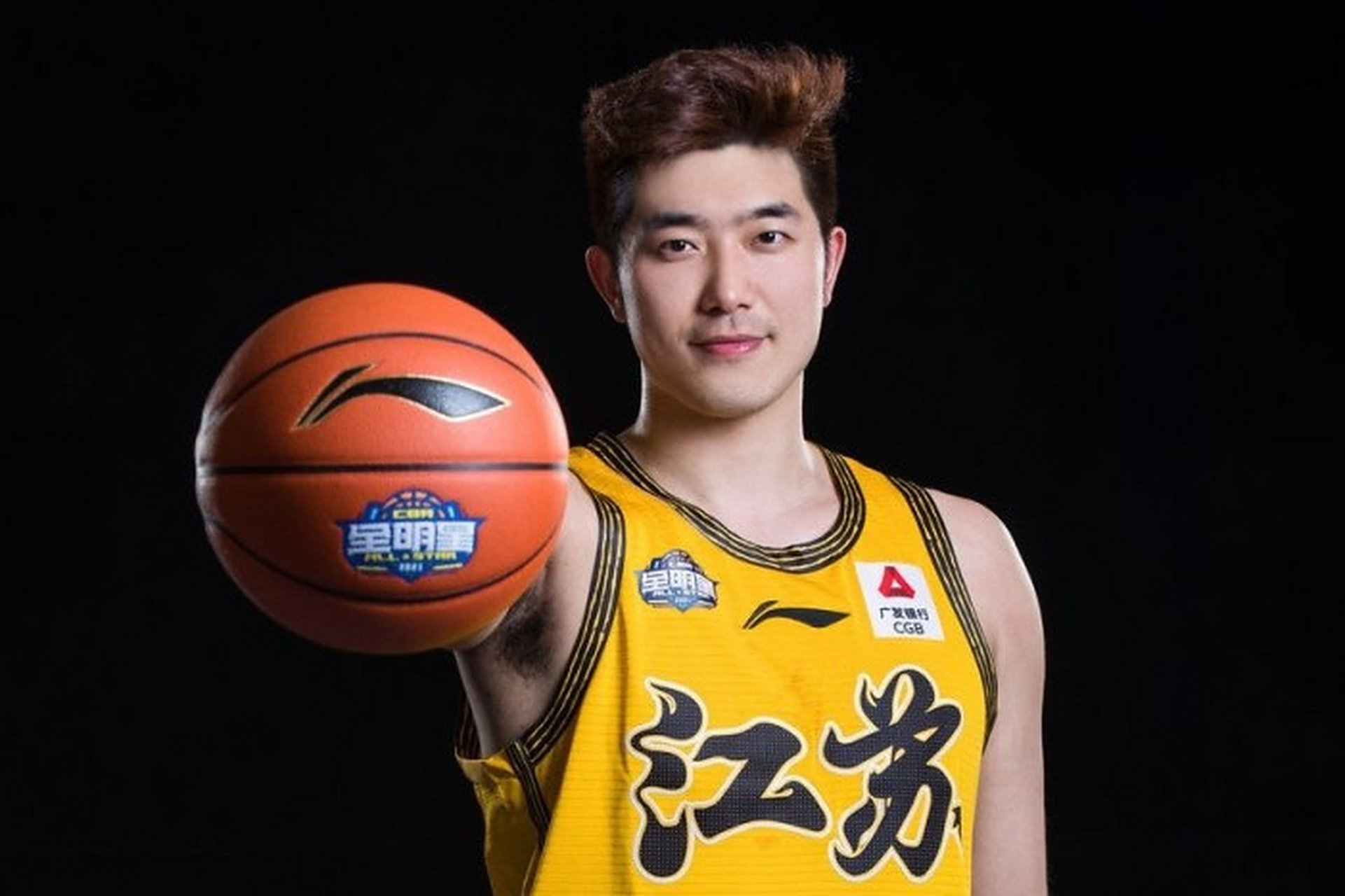 近日,代表中国男篮二队参加世青赛的辽宁队年轻后卫球员张峻豪的表现