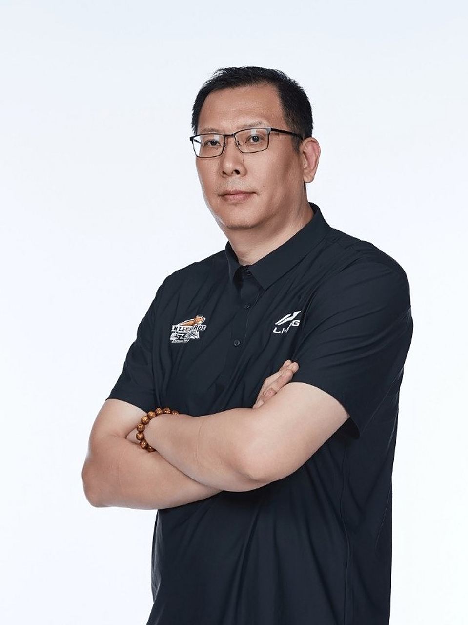 辽宁队助理教练吴乃群近日,杨鸣离队后,不少球迷猜测吴乃群也可能离队