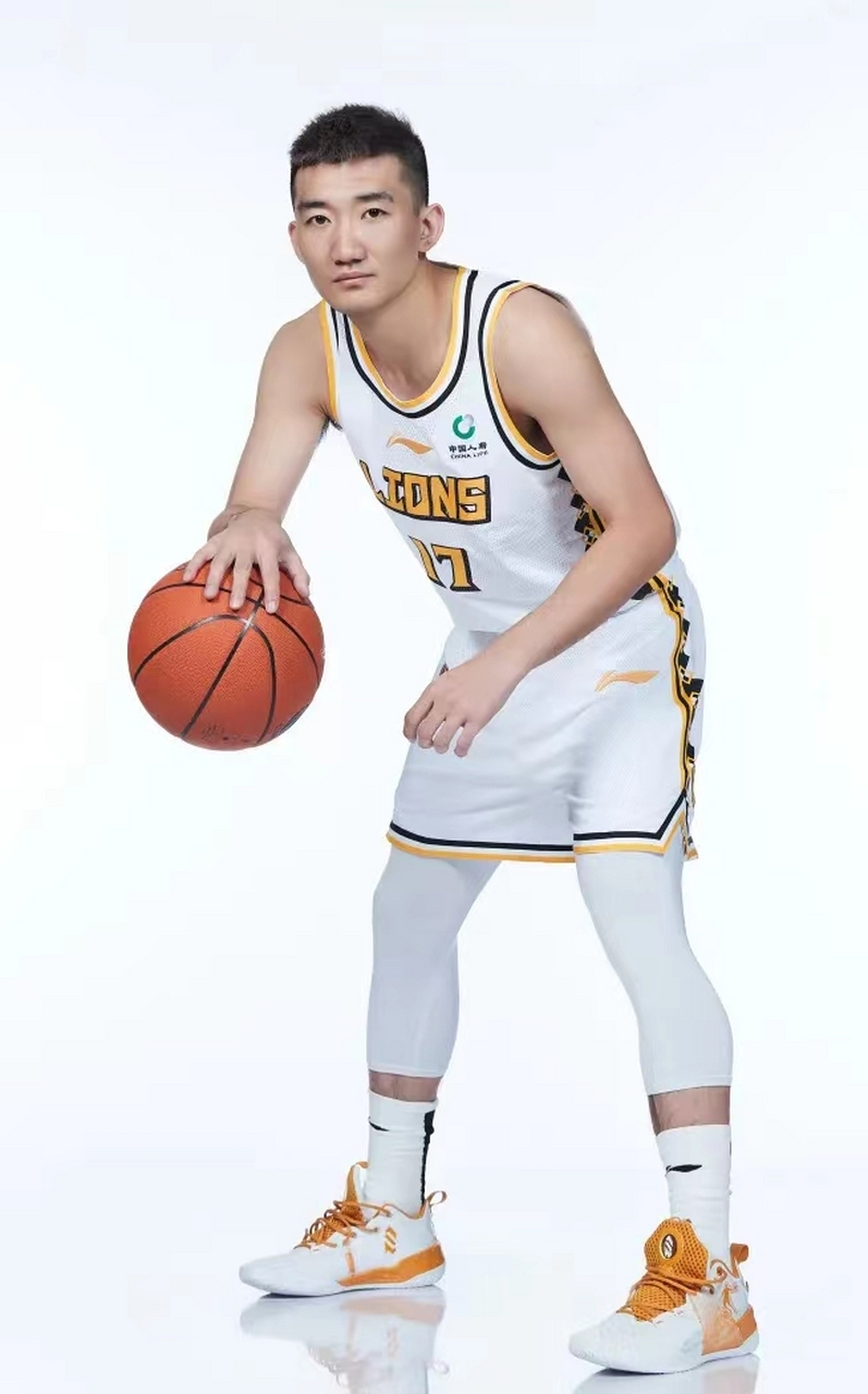 广厦队的后卫球员孙铭徽目前正在中国男篮国家集训队中训练.