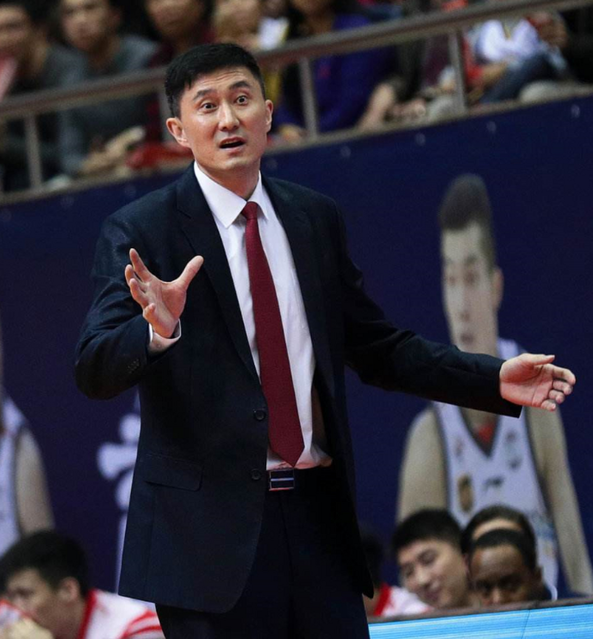 哈哈哈,杜锋教练真是巧舌如簧啊,无论说什么都让人觉得很有道理.