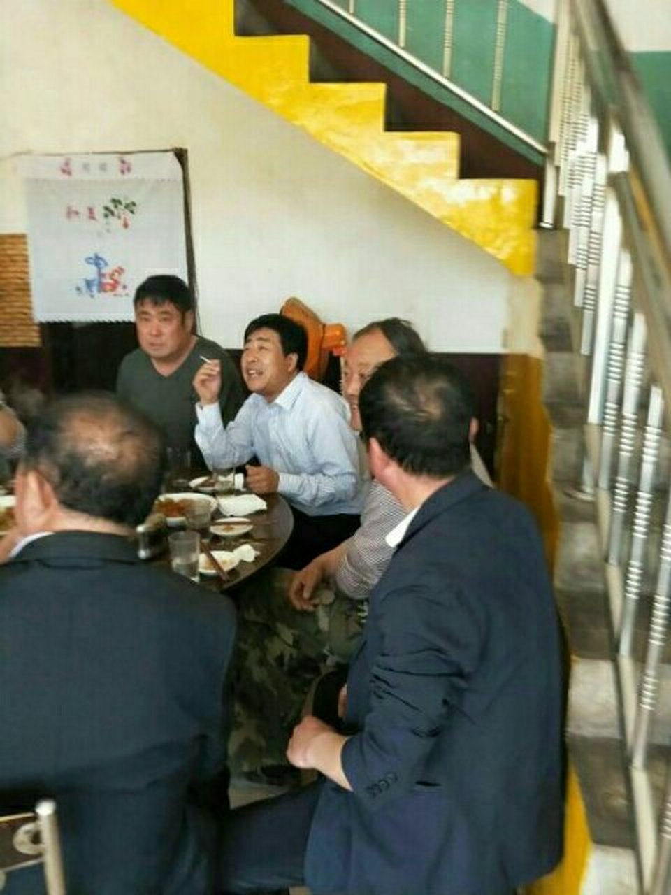 古交市常安乡常安村的恶霸请的乡政府部门领导在区皮饭店里大吃二喝