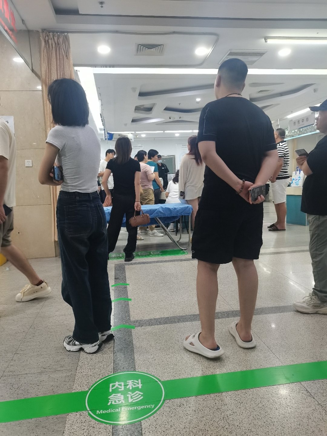 沈阳盛京医院急诊 真是让我打开眼界  内科诊台就一个 急诊患者络绎不