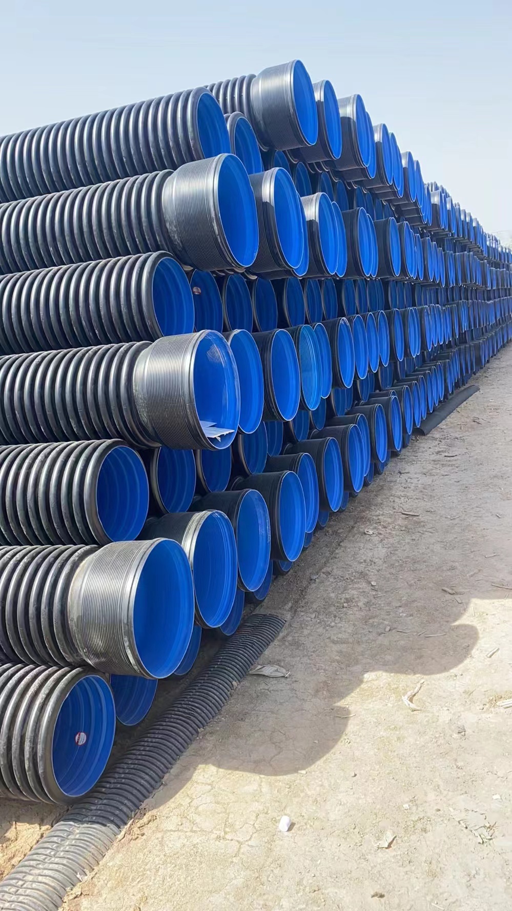 双壁波纹管是一种具有环状结构外壁和平滑内壁的新型管材.