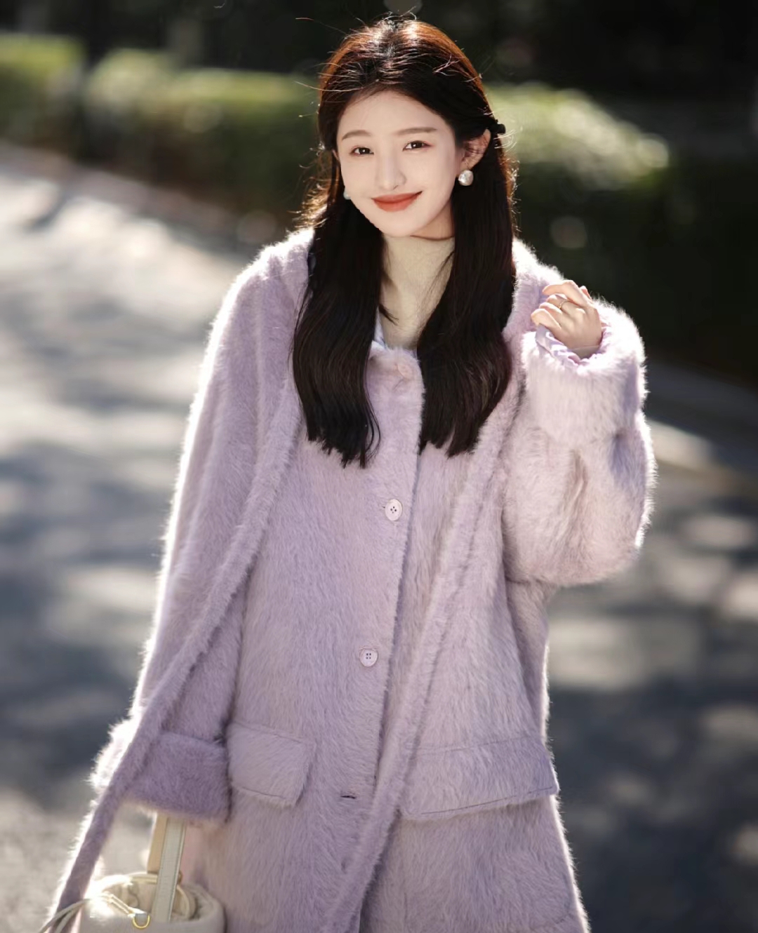 这位小姐姐真好看!她的毛绒外套好可爱,黑发红唇好迷人