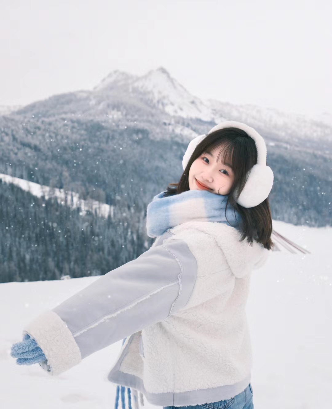 女孩唯美图片美女雪地照片下雪天的美丽姑娘图片冬装少女可爱雪地图片
