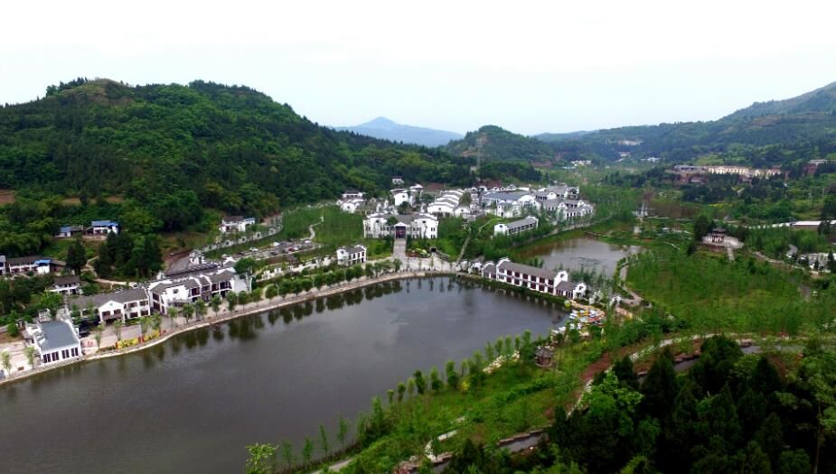 碧瑶湾旅游景区无疑是一个康养福地,在这里人们可以与自然亲密接触