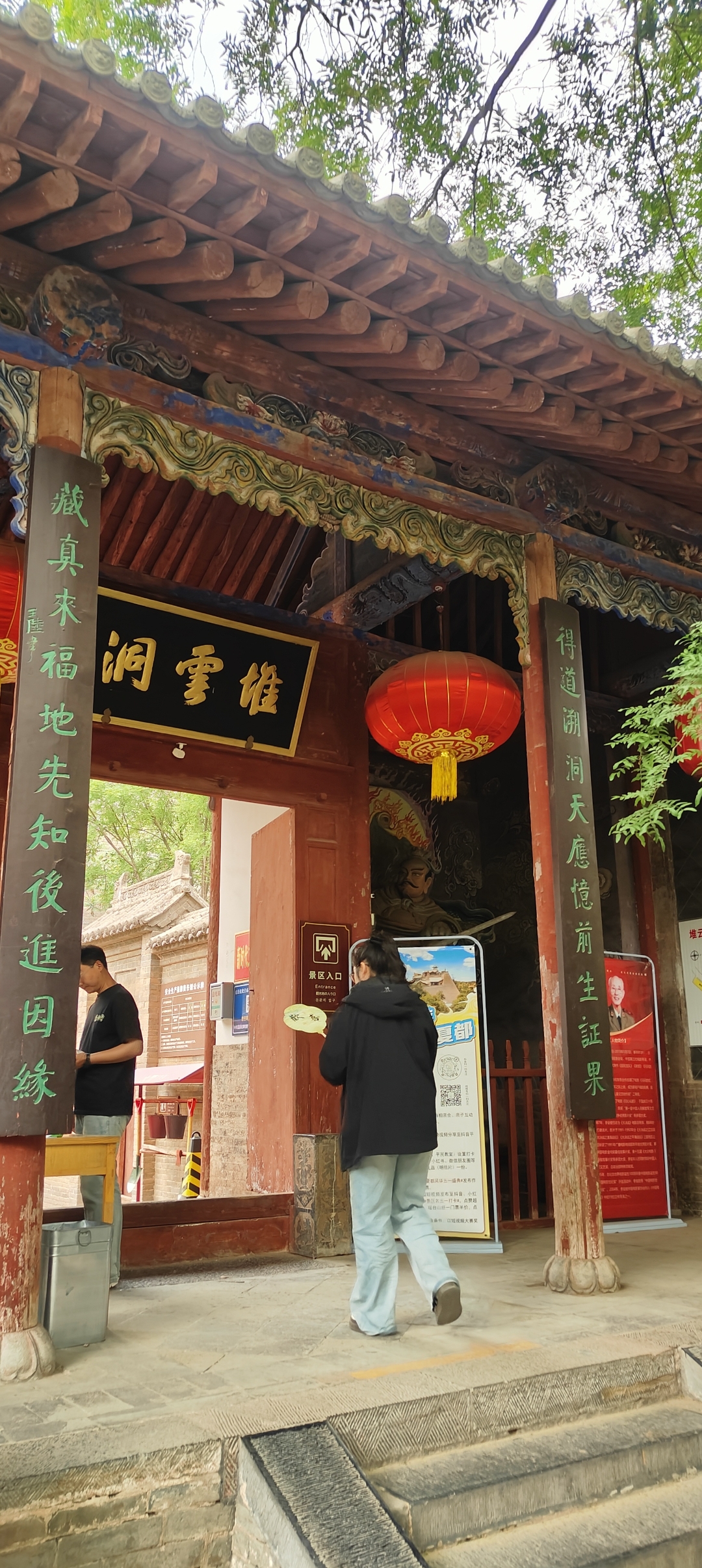 夏日炎炎,我漫步在古色古香的建筑下,看红纸灯笼随