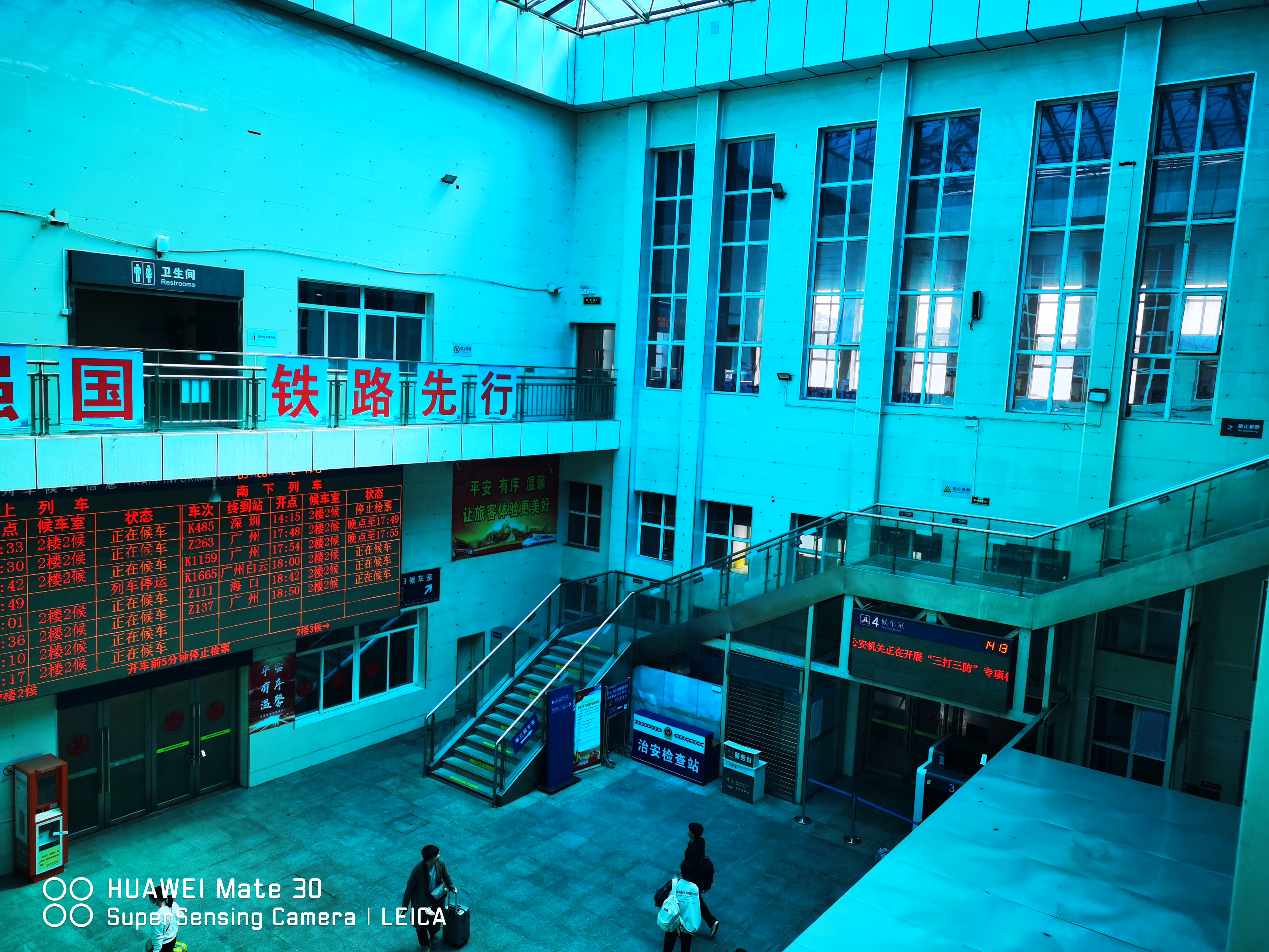 在这里曝光广州韶关东站,不知道这个车站有多少年,既然在运营服务,就