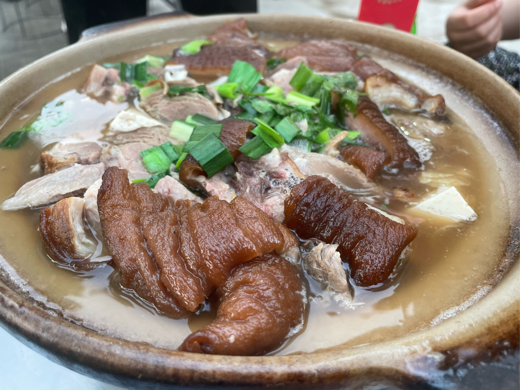 郑州北环人气王夜市,刘新生羊肉炝锅面,晚上店里生意火爆,很多人从