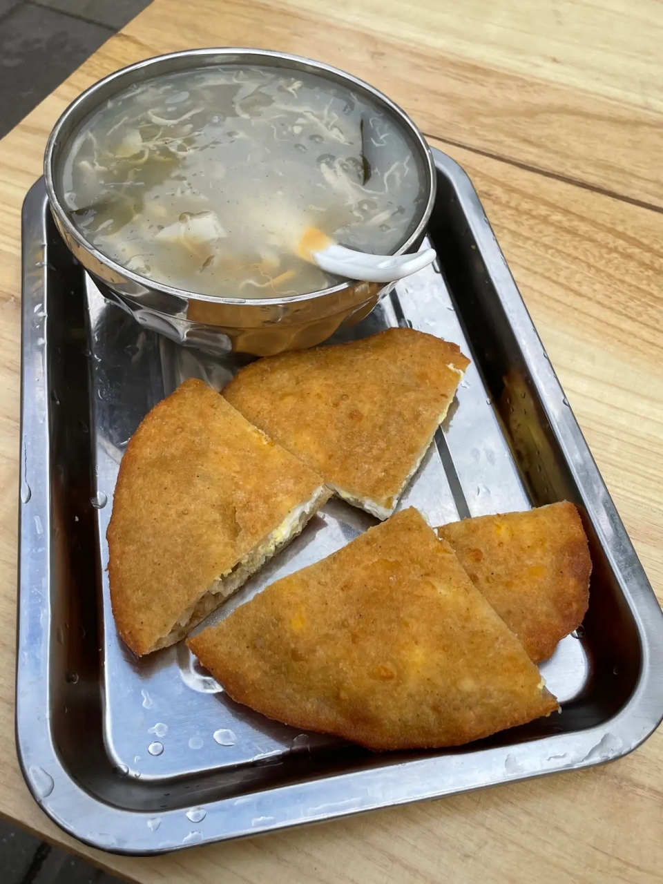 他家的胡辣汤是开封风味,五块钱一碗,属于素的白胡辣汤虽然没逾肉