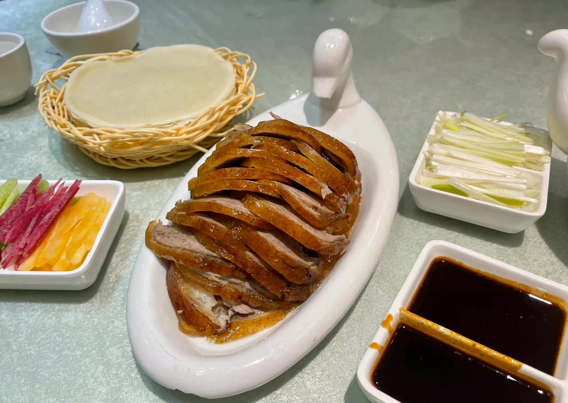 北京有全聚德烤鸭,郑州有烤鸭总店也很有名坐落在紫荆山河畔之上,他家