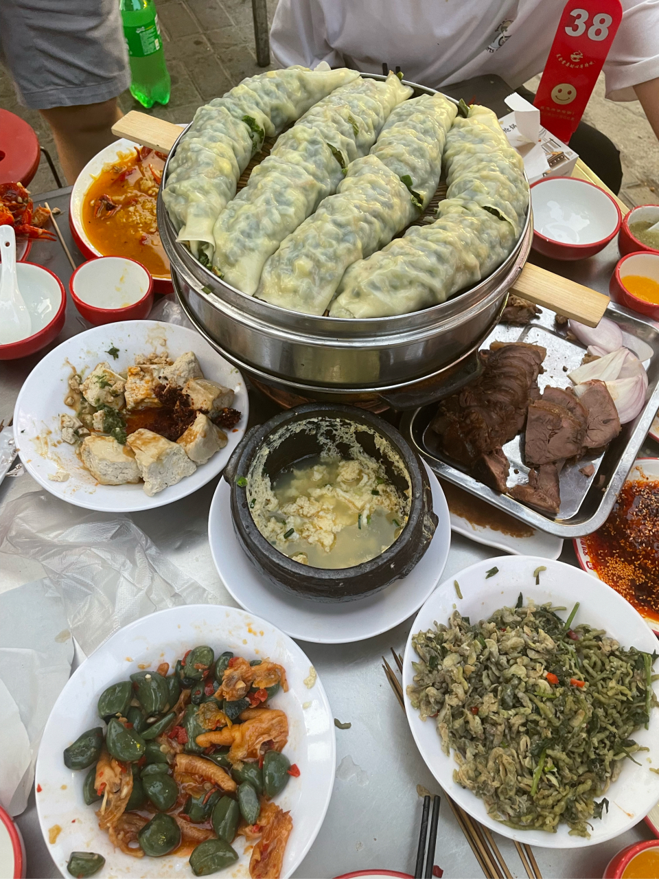 郑州北环人气王夜市,刘新生羊肉炝锅面,晚上店里生意火爆,很多人从