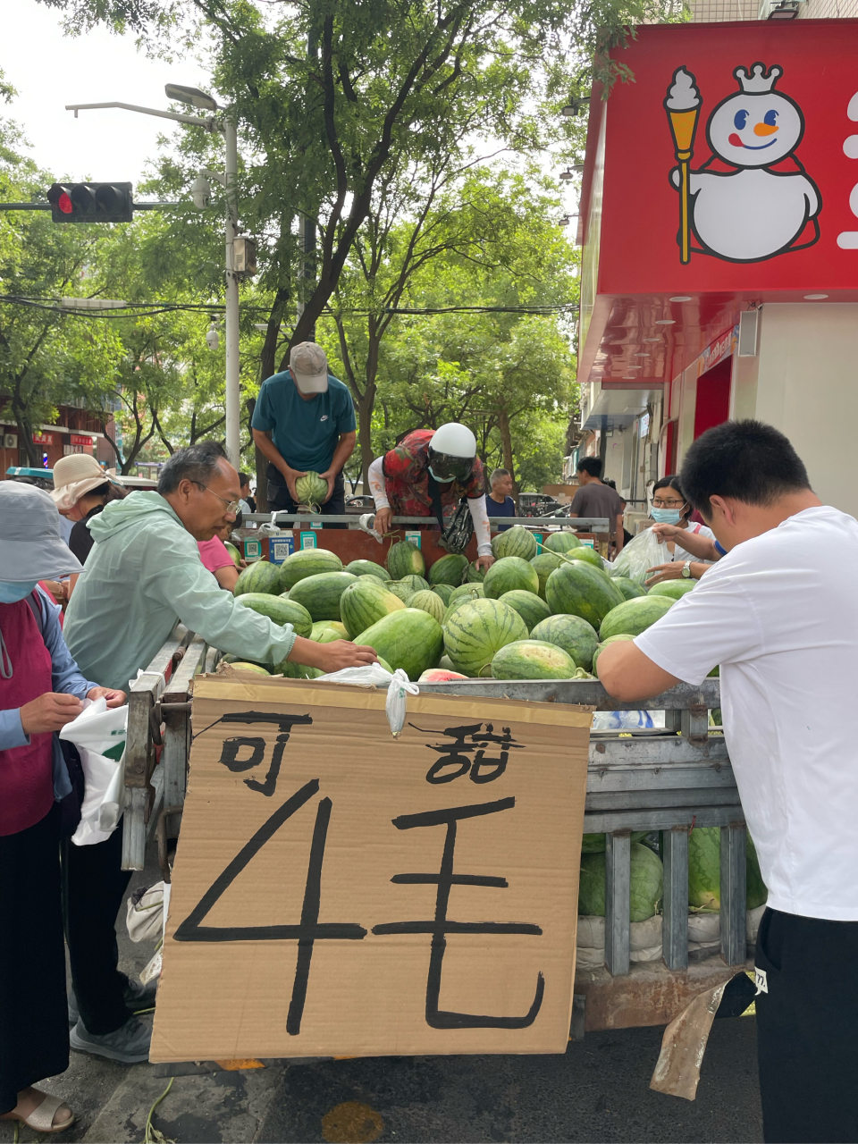 郑州伏牛路颖河路口,路边的西瓜摊喧嚣热闹,来自中牟大孟庄的西瓜,四