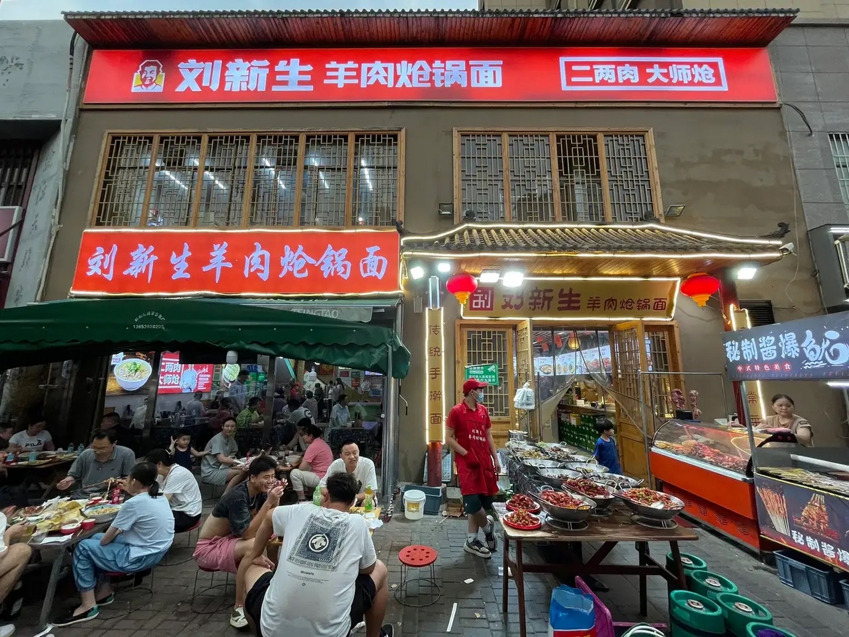 郑州北环刘新生羊肉炝锅面,夜晚店里生意火爆,外面全部坐满,每天最少