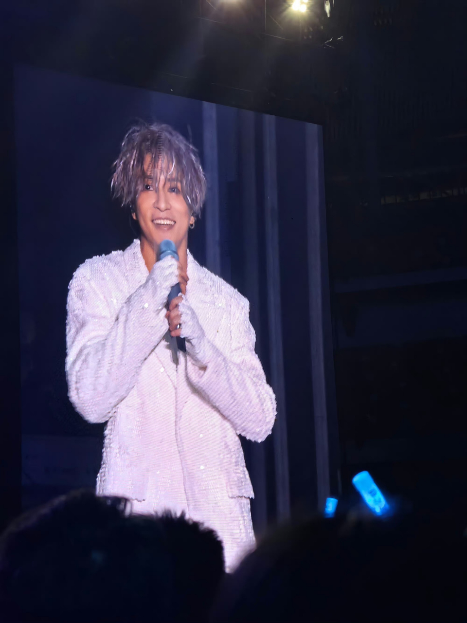 郑州奥体中心,薛之谦郑州演唱会人气火爆,老薛在舞台上又跑又跳,演出