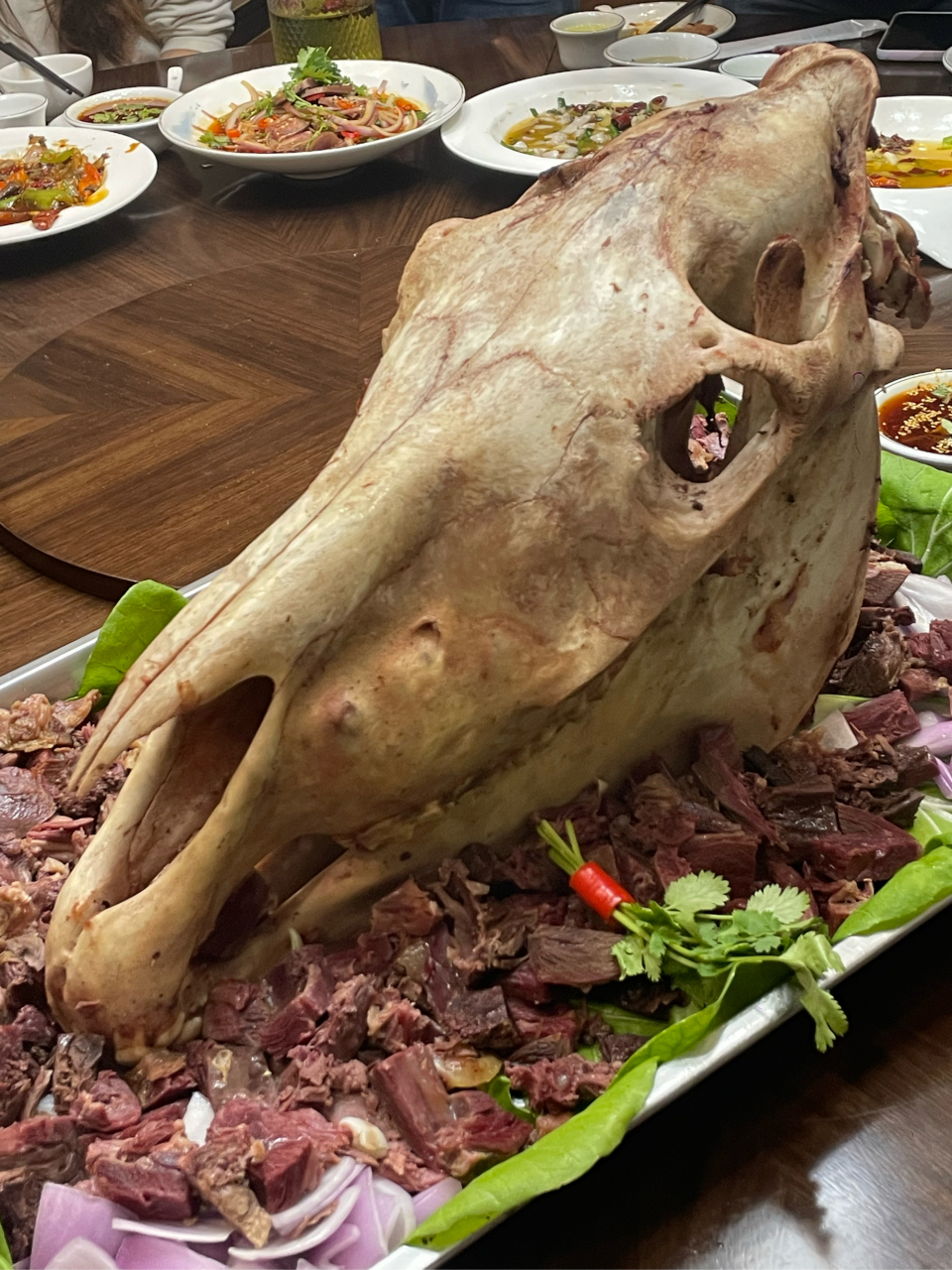 今天来郑州渠东路,吃个霸气的驴头宴,端上来顾客都吓坏了,以为是恐龙