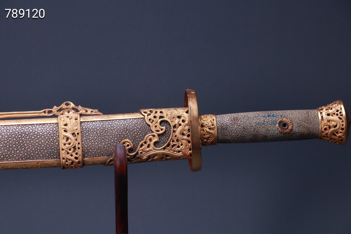 旧藏:铜鎏金鲨鱼皮刀鞘佩刀. 尺寸:总长95.5cm 宽9.