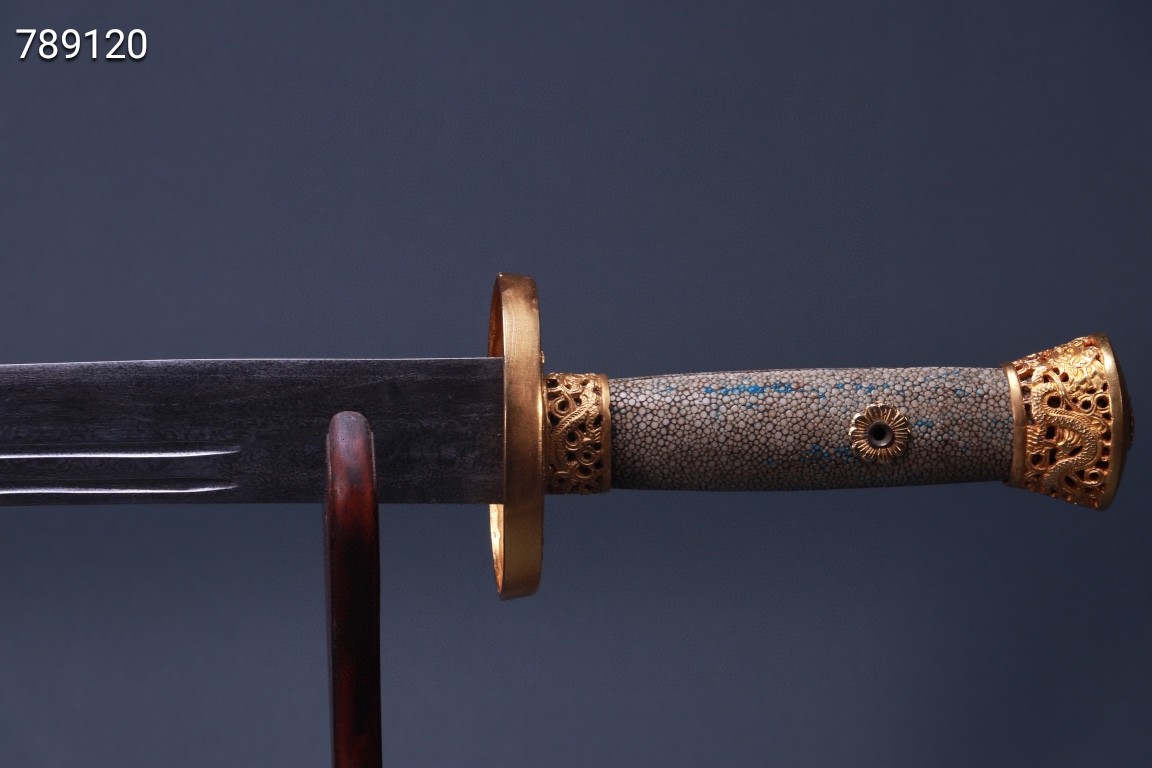 旧藏:铜鎏金鲨鱼皮刀鞘佩刀. 尺寸:总长95.5cm 宽9.