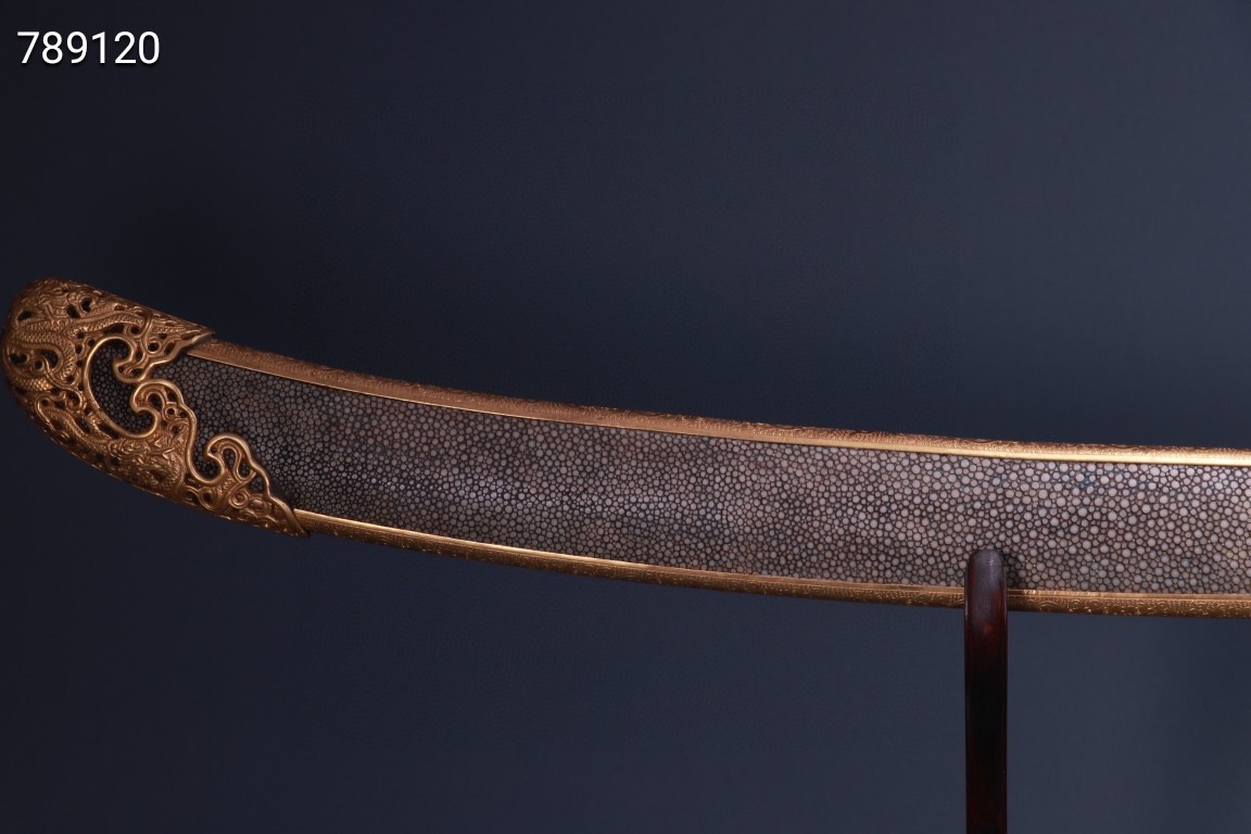 旧藏:铜鎏金鲨鱼皮刀鞘佩刀. 尺寸:总长95.5cm 宽9.