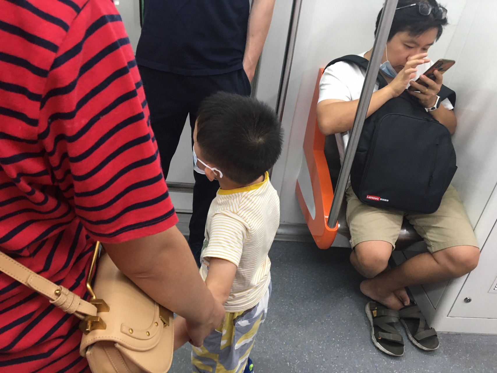 素质低的人,果然也是没有爱心的,难道小朋友不配坐这里吗?