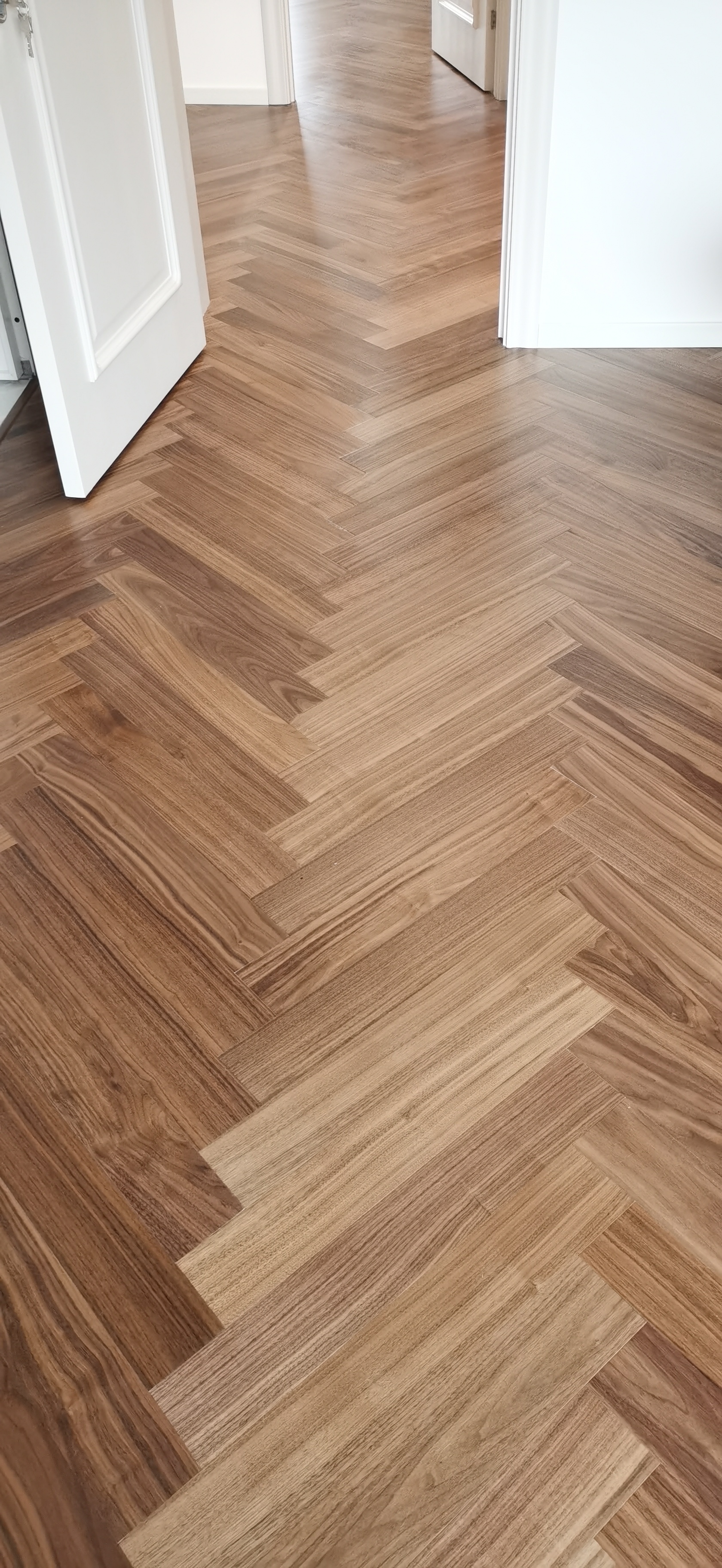 我可以听到木头发出的嘎吱声,仿佛在告诉我这是一个真实的木质地板,而