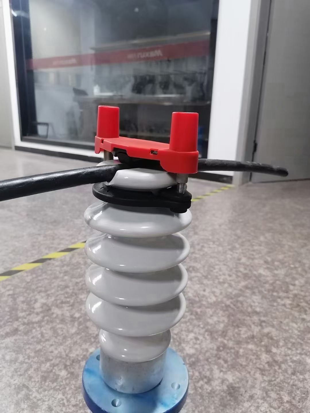 一码通紧线器(顶部) 针式绝缘子瓷瓶专用一码通紧线器,可适用将线缆