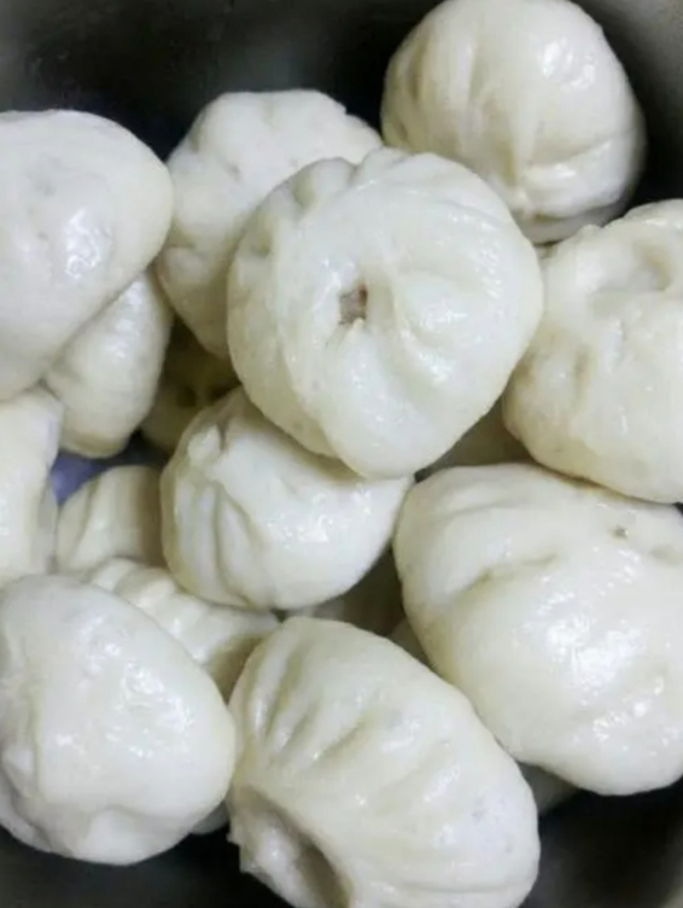 人肉包子事件,发生在北京西单,上世纪80年代初,一家包子铺老板老冯四