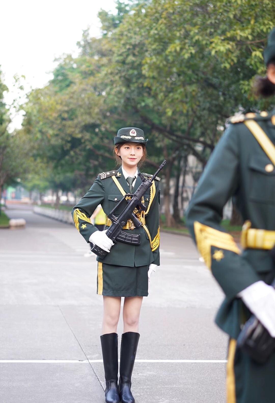 国旗班护卫队姐姐微微笑容唯美照片#小姐姐# #大长腿# #丝袜# #女兵