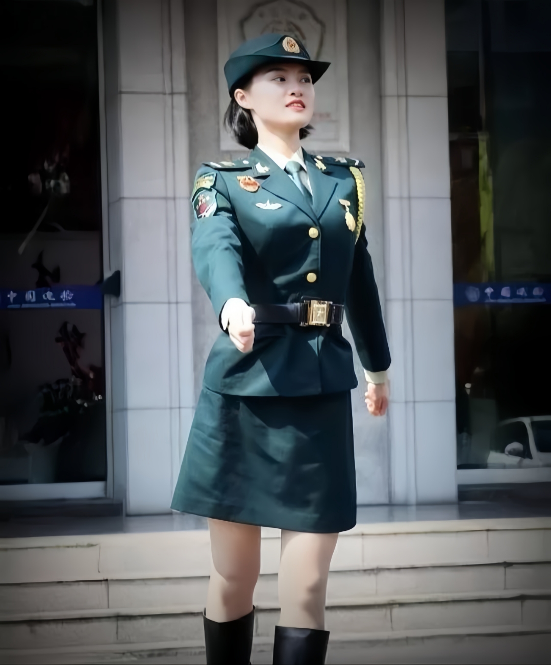 皮靴女兵姐姐昂首挺胸阔步走来[鲜花][比心][心]#军事# #丝袜# #女兵