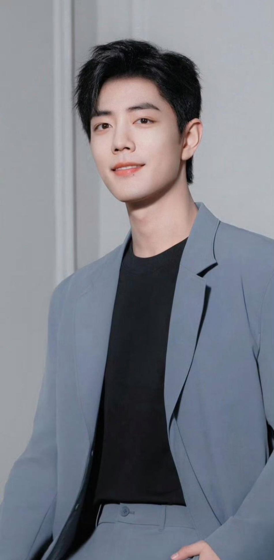 剑眉星目展坚毅,轮廓分明显担当,那国泰民安的脸庞,如暖阳照亮人心