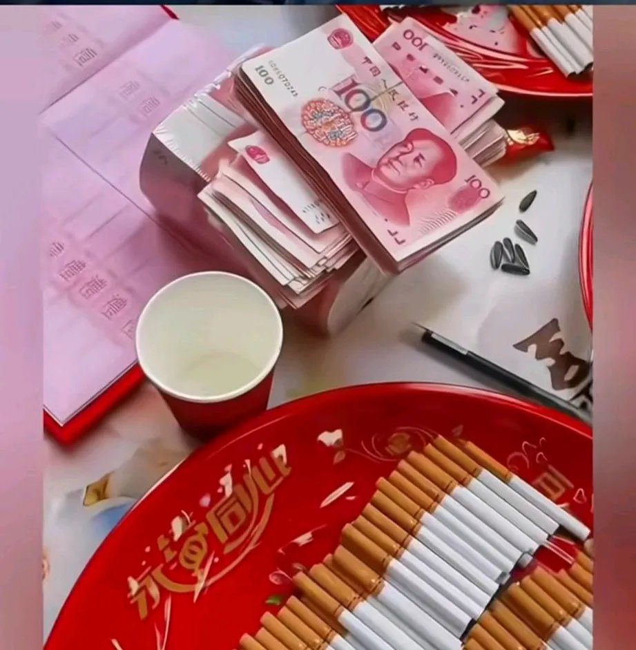 母亲悄然出现在婚礼现场,托朋友递上十万块钱的礼金