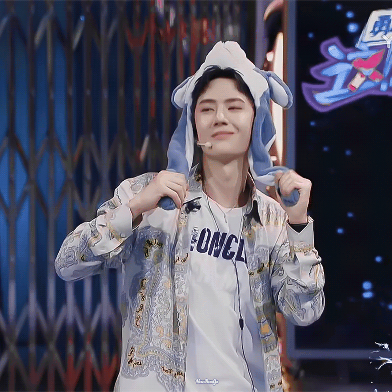 随着音乐随便扭,虽然狗狗帽子可爱了点,但#王一博# 还是蛮享受的嘛!