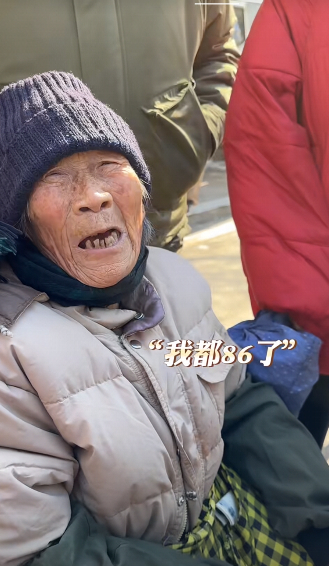 在沈阳市皇姑区,有一位86岁的老奶奶,常年在路边卖狗宝咸菜,被市民
