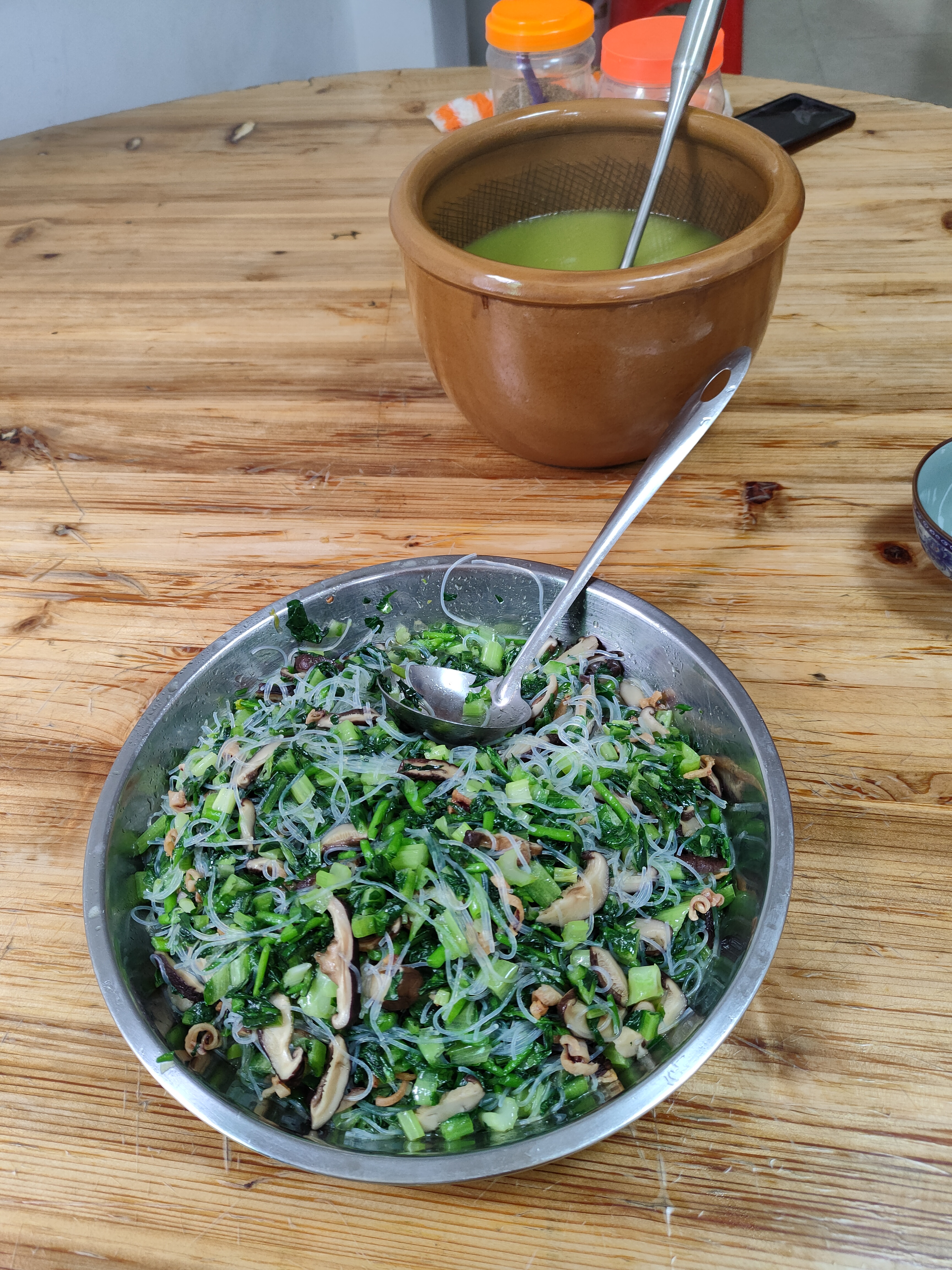 这是海丰当地的特色早餐,当地人叫"菜茶",以茶汤做汤底,细粉里加入