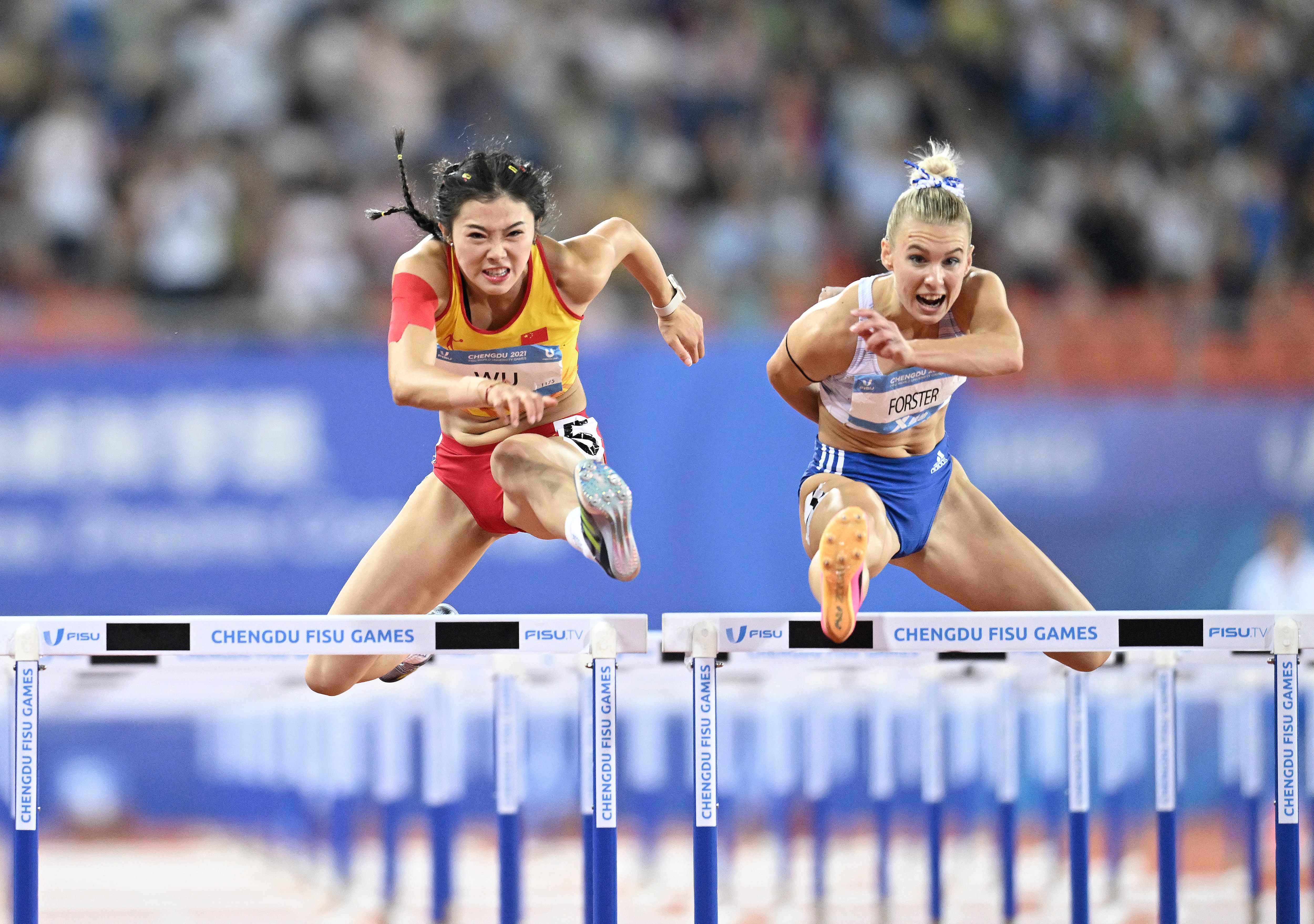 在本届杭州亚运会女子100米栏决赛中,我国选手吴艳妮因抢跑成绩被取消